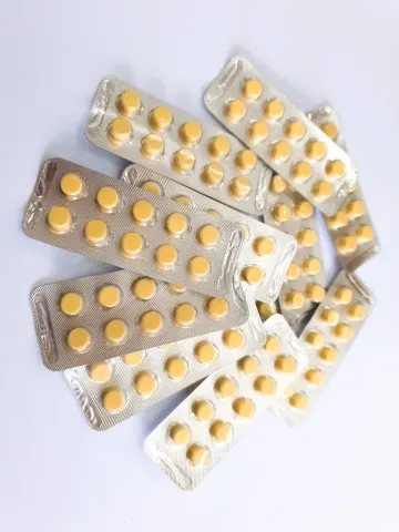 Mesin blister untuk kemasan produk farmasi atau obat