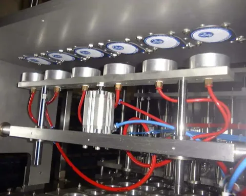 Maquina de Llenado y sellado de copa multi-lineas