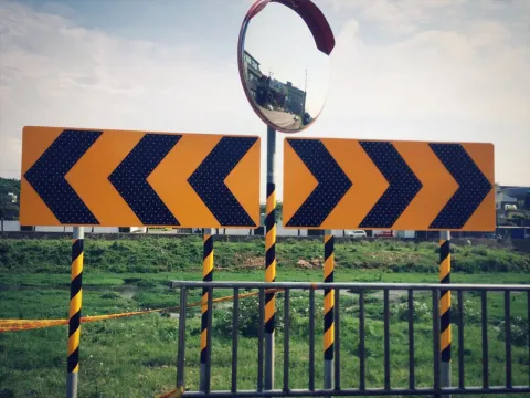 太陽能輔二三箭頭標牌