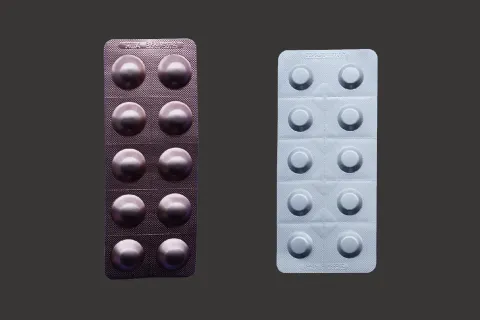 Mesin blister untuk kemasan produk farmasi atau obat