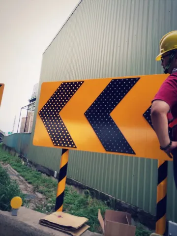 太陽能輔二三箭頭標牌