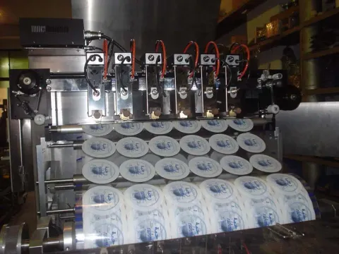 Maquina de Llenado y sellado de copa multi-lineas