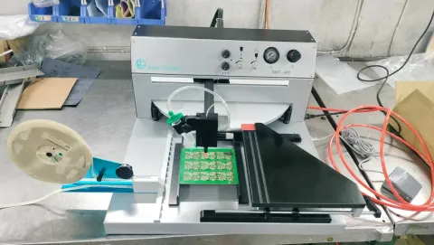 Máquina semiautomática SMT para manipular y colocar con dispensador