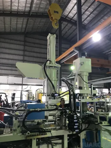 立式關模臥式射出塑膠射出成型機