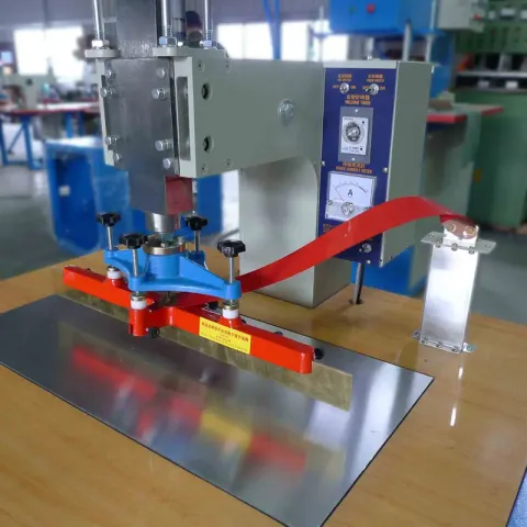 高週波塑膠熔接機-DT型